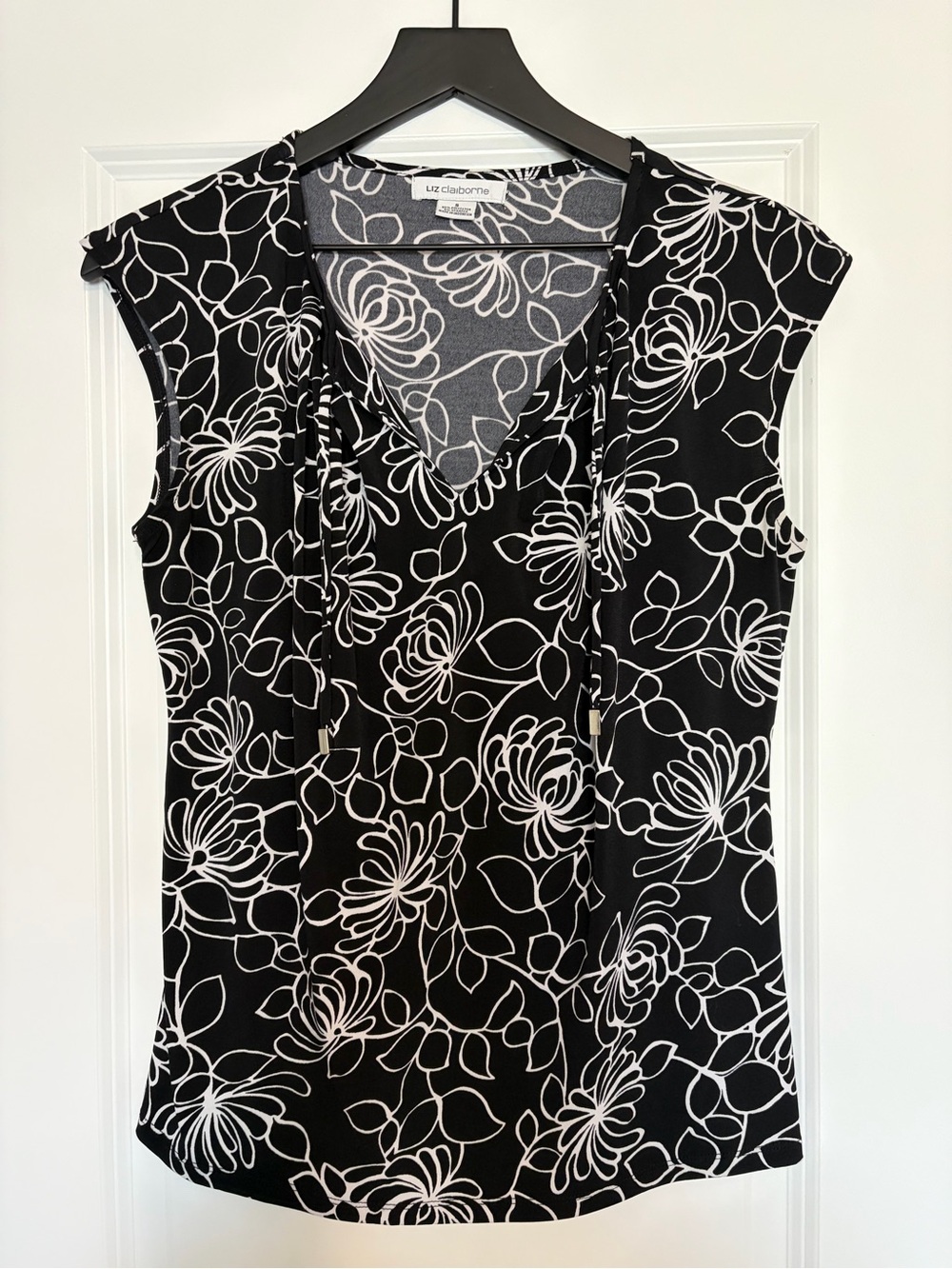 Liz Claiborne Black & White Floral V-Neck Tie-Accent Cap Sleeve Top